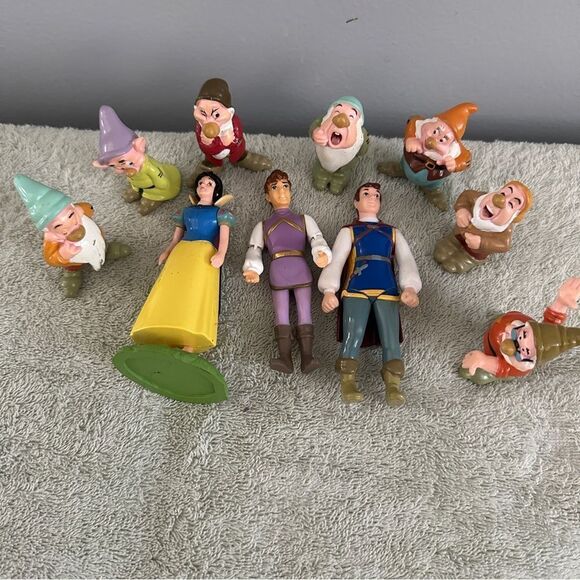 VTG DISNEY SNOW WHITE AND THE SEVEN DWARFS & 2 PRINCE FIGURES PVC (SET OF 10) - Picture 2 of 6